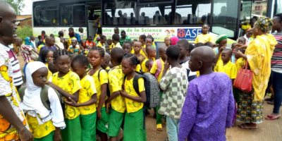 les enfants qui sortent du bus scolaire