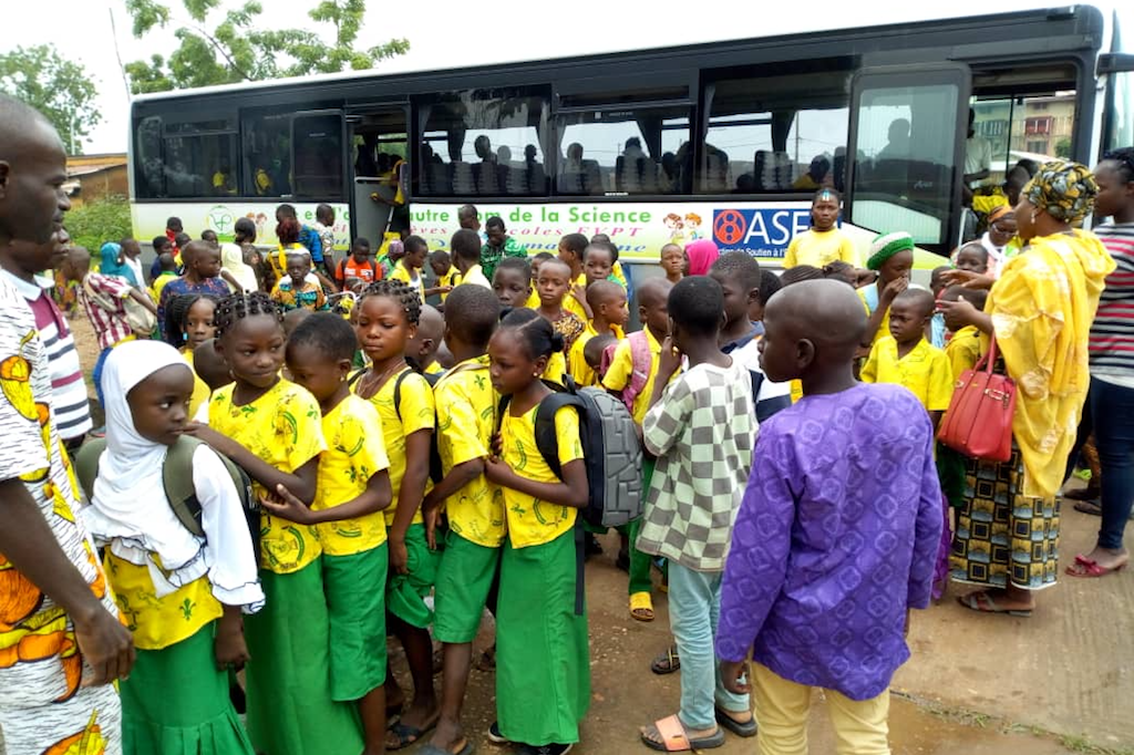 les enfants qui sortent du bus scolaire